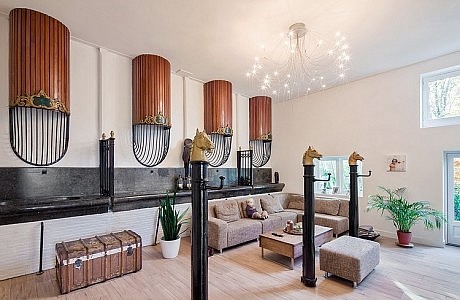 Monumental Coach House by Zecc Architects