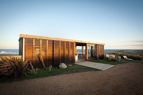 Beach House by Martin Gomez Arquitectos