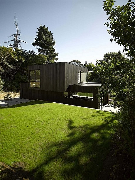 Waiatarua House by Hamish Monk Architecture