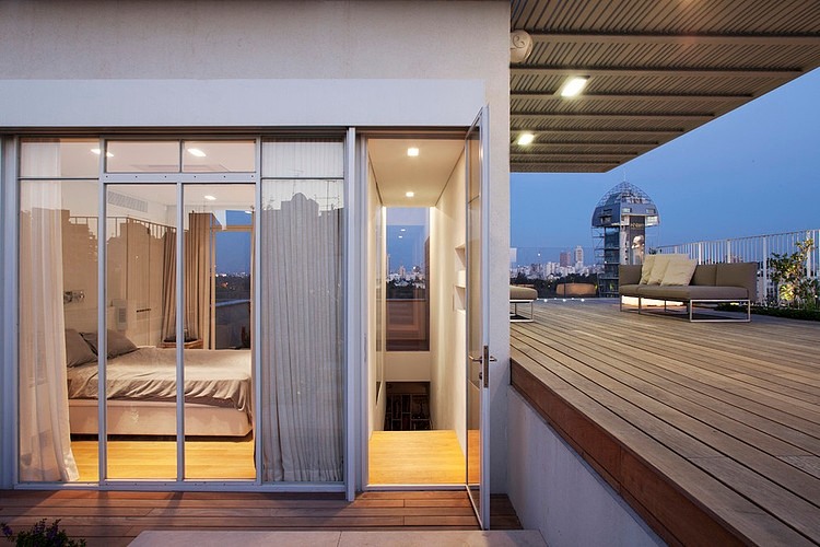 Rooftop Apartment by Amitzi Architects