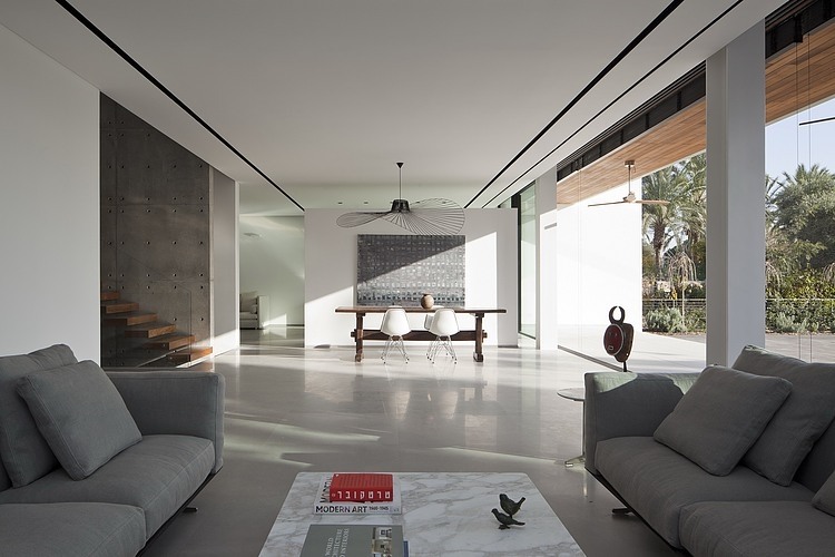 Kfar Shmaryahu House by Pitsou Kedem Architects