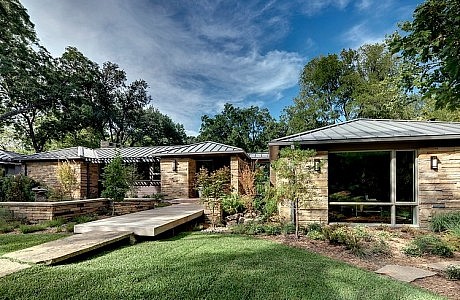 Fisher Road Residence by Domiteaux + Baggett Architects