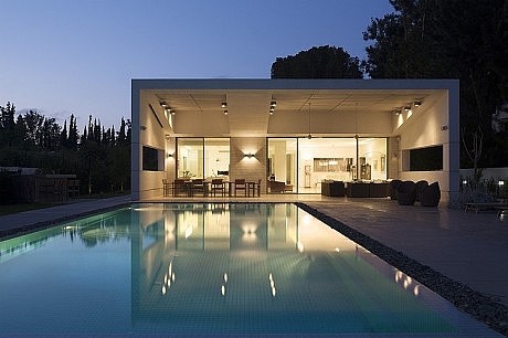 Modern Residence by Tsionov Vitkon Architechts