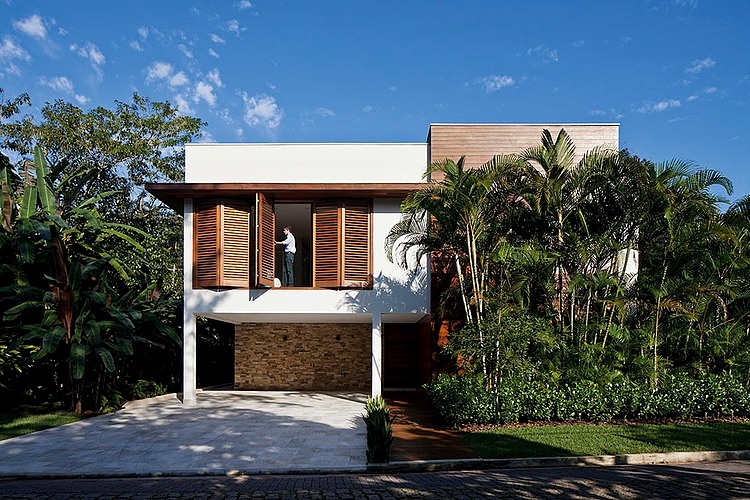 Guarujá Residence by Patricia Bergantin Arquitetura