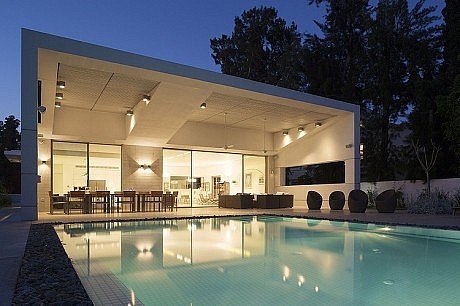 Modern Residence by Tsionov Vitkon Architechts