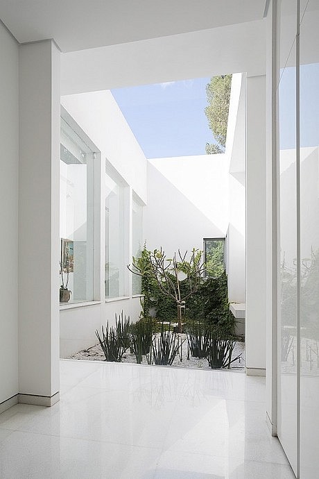 Modern Residence by Tsionov Vitkon Architechts