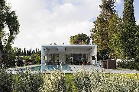 Modern Residence by Tsionov Vitkon Architechts