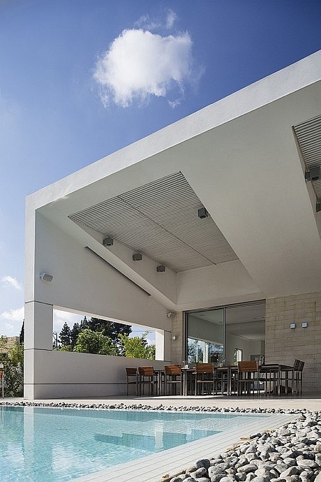 Modern Residence by Tsionov Vitkon Architechts