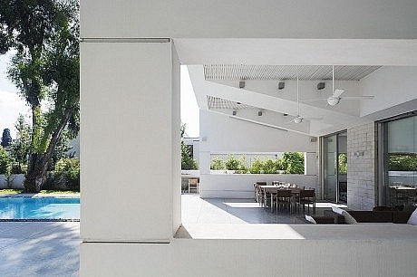 Modern Residence by Tsionov Vitkon Architechts