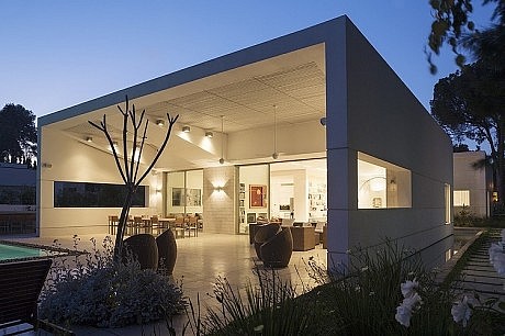 Modern Residence by Tsionov Vitkon Architechts