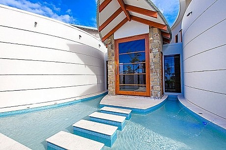 Central Beach House by Mark Gacesa