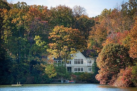 Lakeside Family Cottage by Barnes Vanze Architects