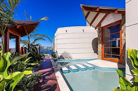 Central Beach House by Mark Gacesa