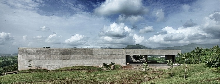 Liquid Stone House by SPASM Design Architects