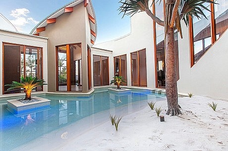 Central Beach House by Mark Gacesa