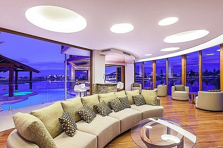 Central Beach House by Mark Gacesa