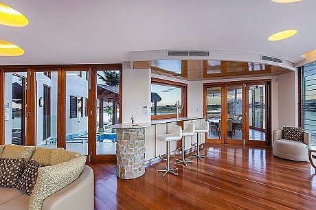 Central Beach House by Mark Gacesa