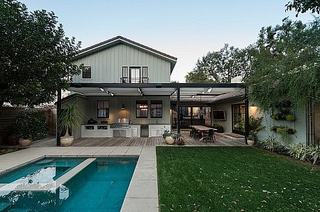 Contemporary Barn by Koffka Phakos Design