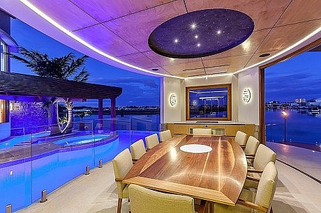 Central Beach House by Mark Gacesa