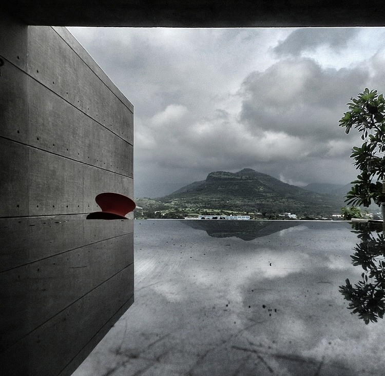 Liquid Stone House by SPASM Design Architects