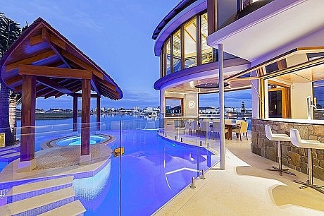 Central Beach House by Mark Gacesa