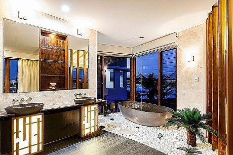 Central Beach House by Mark Gacesa