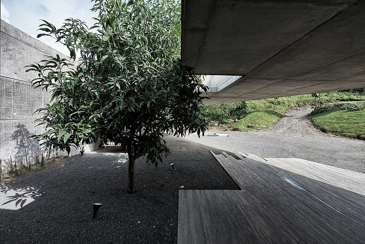 Liquid Stone House by SPASM Design Architects