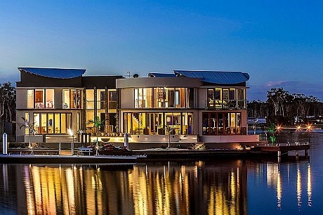 Central Beach House by Mark Gacesa