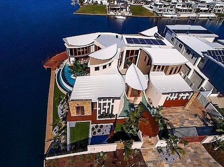 Central Beach House by Mark Gacesa