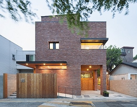 Courtyard House in Seoul by Min Soh