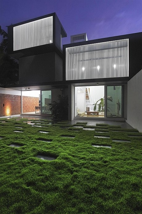 Running Wall Residence by Lijo Reny Architects