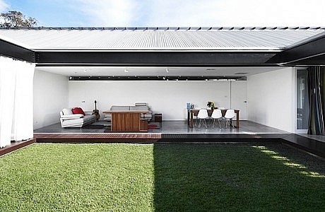 Bisley Beach House by James Russell Architect