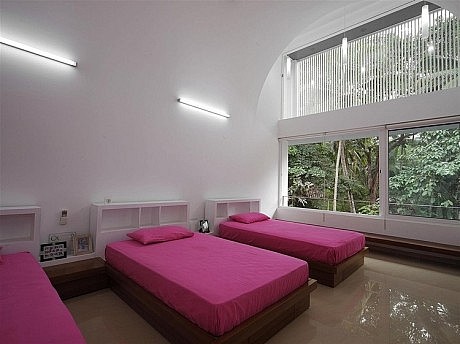 Running Wall Residence by Lijo Reny Architects