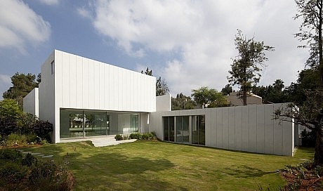 RI House by Paritzki & Liani Architects