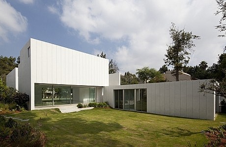 RI House by Paritzki & Liani Architects