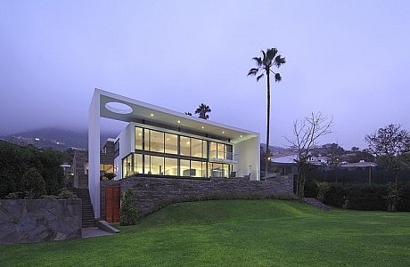 House on the Hill by Metropolis Peru