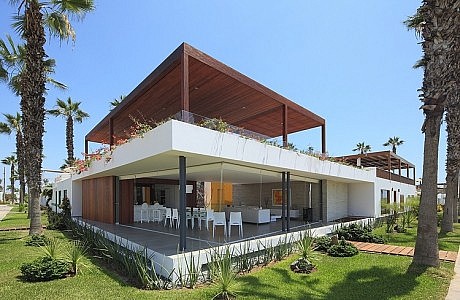 Casa P12 by Martin Dulanto Arquitecto