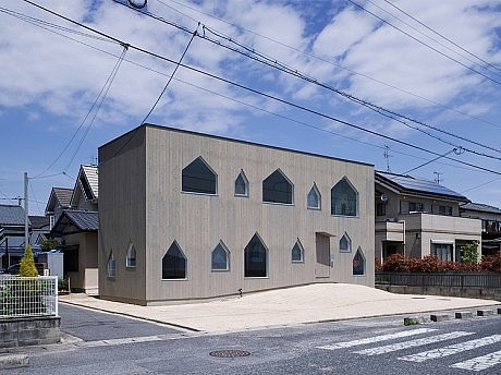 House in Jigozen by Suppose Design Office