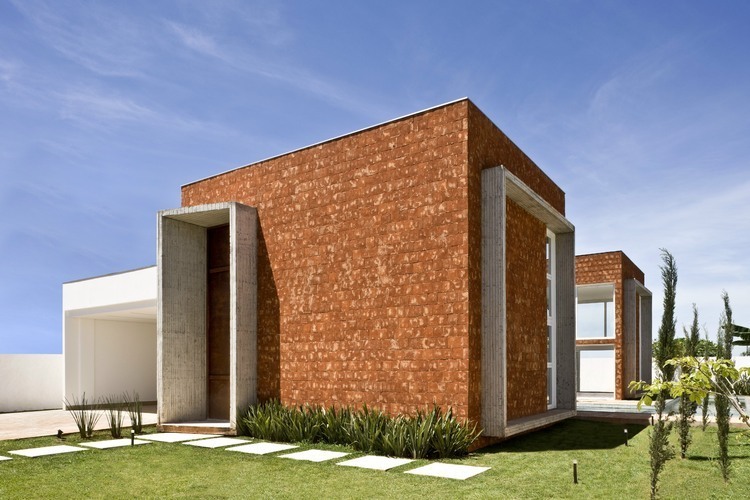 Taquari House by Ney Lima