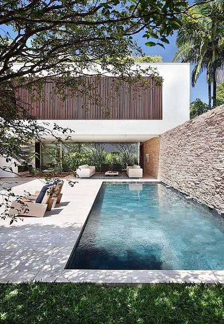 AH House by Studio Guilherme Torres