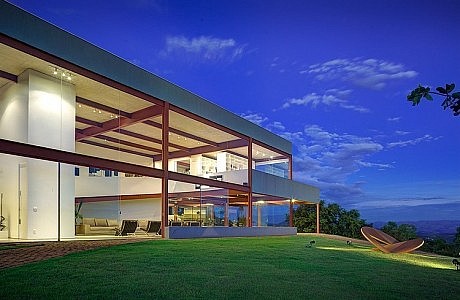 House in Nova Lima by Denise Macedo Arquitetos