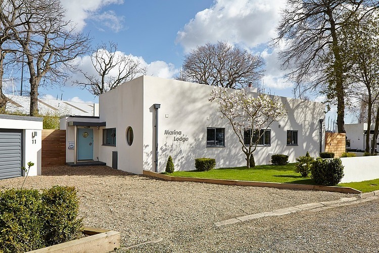 House in Hamble-Le-Rice by LA Hally Architect