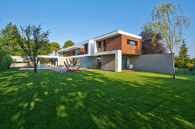 Contemporary House in Bordeaux by Hybre Architecte