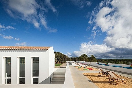 Pé no Monte by [i]da Arquitectos