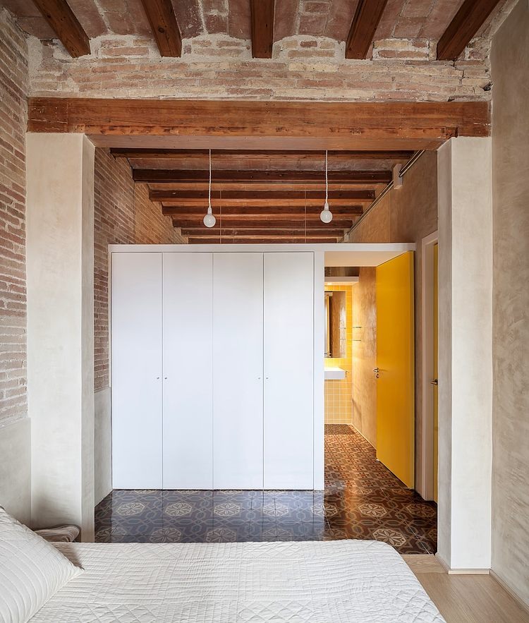 Writer’s Apartment by Sergi Pons Architects
