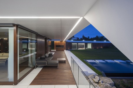 Edge House by Mobius Architects - 11