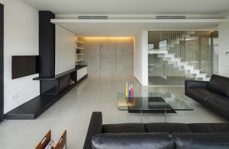 OOS House by Sanahuja & Partners