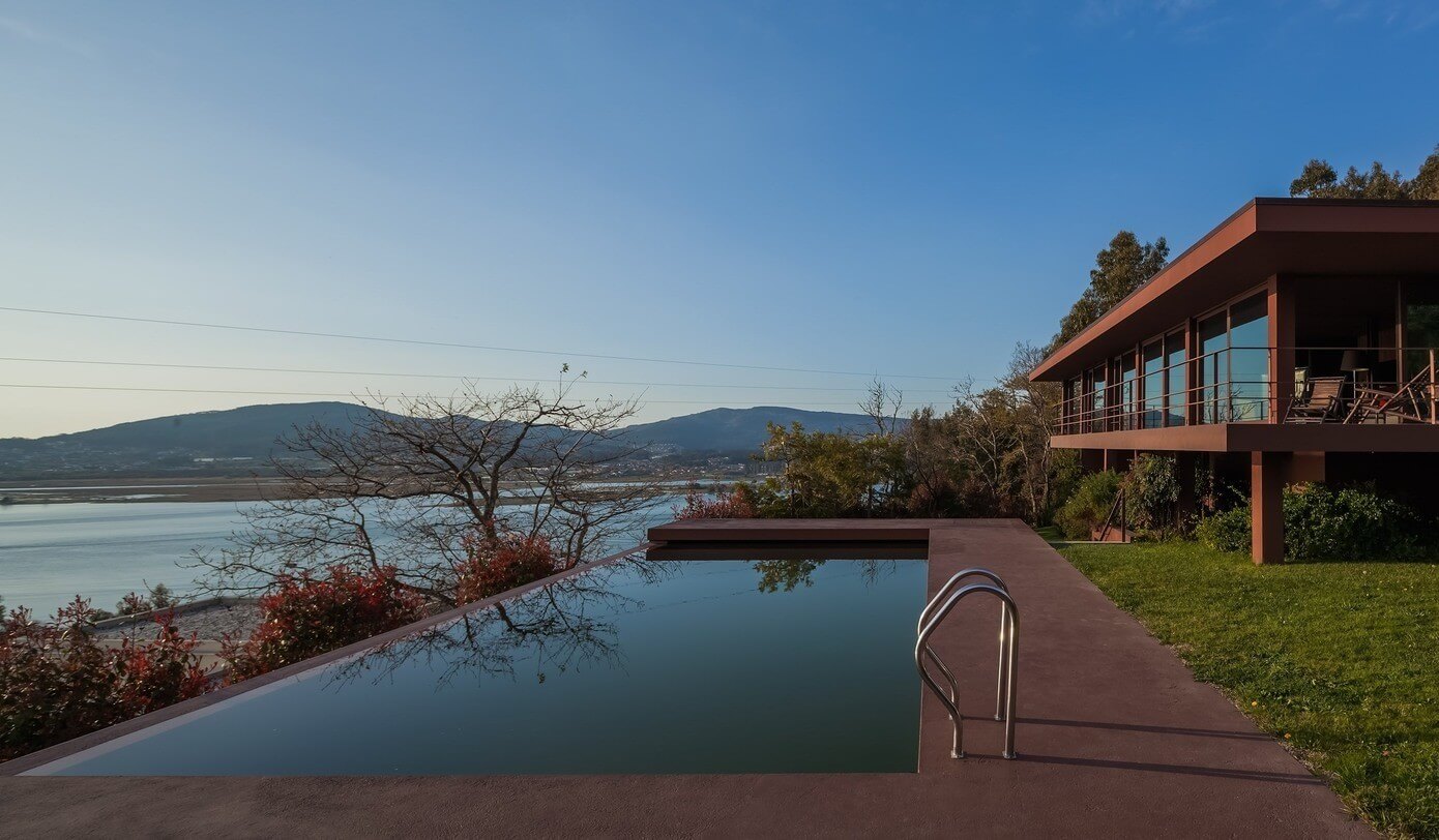 Casa de Seixas by Castro Calapez Arquitectos