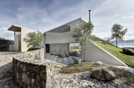 Casa del Lago by Juan Ignacio Castiello Arquitectos