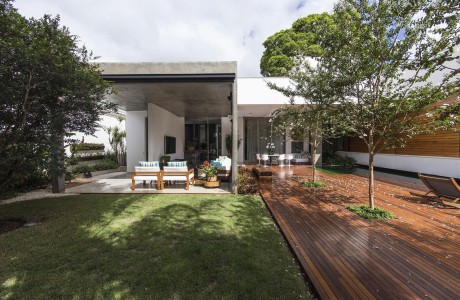 RMJ Residence by Felipe Bueno and Alexandre Bueno